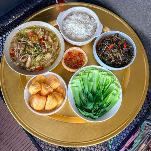 Khi cần thêm ý tưởng, Nhi thường tìm các công thức chay châu Á và châu Âu trên Instagram, YouTube bằng từ khóa "vegan". Mỗi quốc gia có phong cách ăn chay khác nhau, vì vậy cô tham khảo cách kết hợp nguyên liệu rồi điều chỉnh bằng thực phẩm và gia vị quen thuộc tại Việt Nam để phù hợp khẩu vị.