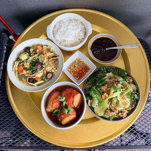 Phần lớn các mâm cơm cô chia sẻ theo kiểu món ăn gia đình, không cần nhiều công đoạn. Thời gian chuẩn bị thường khoảng 15-30 phút, tùy món. Những bữa đơn giản, ít chế biến có thể hoàn thành trong khoảng 10 phút.