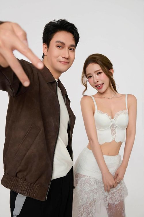 Trong bộ ảnh mới có thể thấy được cặp đôi đang ở giai đoạn tình cảm mặn nồng. Việt Anh khỏe khoắn với áo khoác bomber thì Quỳnh Nga kết hợp corset với chân váy, quần tất màu trắng đồng điệu. Cặp đôi nhìn nhau đắm đuối, thể hiện nhiều cử chỉ tình tứ suốt buổi chụp.