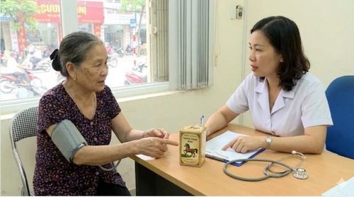 Nếu huyết áp khi đứng không giảm nhưng người bệnh vẫn thường xuyên chóng mặt hoặc ngất, bác sĩ có thể cần thực hiện thêm điện tâm đồ, xét nghiệm máu hoặc các thăm dò khác. Ảnh CDC Hưng Yên