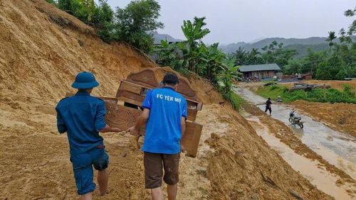 Lực lượng chức năng tổ chức di dời tài sản của người dân đến nơi an toàn. Ảnh: UBND xã Tân Thành.