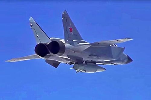 UAV có thể được sử dụng với số lượng lớn để buộc các hệ thống phòng không phải hoạt động liên tục, trong khi tên lửa hành trình bay theo những quỹ đạo khác.
