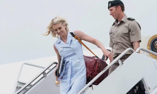 Theo ông Wolff, một thành viên trong chiến dịch tranh cử của ông Trump tìm thấy các bức thư giữa những chồng tài liệu bà Harp thường in cho Tổng thống.