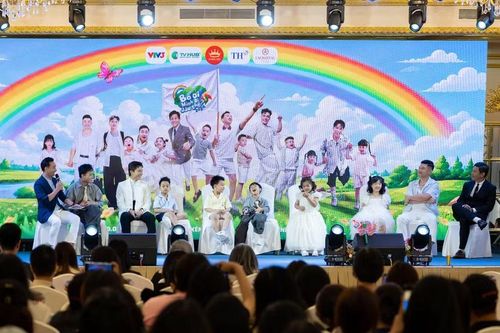 Ba cặp bố con chính gồm ca sĩ, nhạc sĩ Huy R và bé Đậu (6 tuổi); diễn viên Phương Nam và bé Nguyên Ốc (5 tuổi); MC Thành Trung cùng cặp sinh đôi Goku và Daino (7 tuổi) tại sự kiện ra mắt chương trình truyền hình thực tế “Bố ơi mình đi đâu thế?” mùa 6.