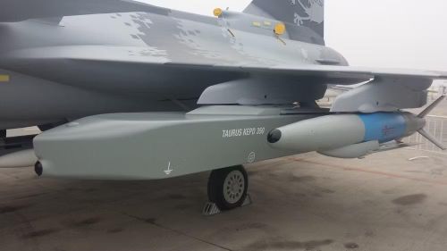 Bên cạnh đó cần nói thêm đến việc vào đầu thập niên 2000, một trong những tiêm kích Gripen đã tham gia vào chương trình phát triển tên lửa Taurus khi được dùng làm nền tảng thử nghiệm.