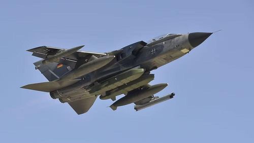 Một biến thể khác là Taurus T được điều chỉnh để phóng từ máy bay vận tải C-130 và A400M. Năm 2024, nhà sản xuất đã giới thiệu Taurus Neo với hệ thống dẫn đường nâng cấp và tầm bay nối dài.