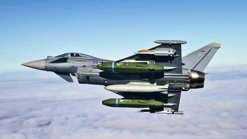 Các loại máy bay chiến đấu mang tên lửa Taurus ở châu Âu là Tornado, Eurofighter và F/A-18 Hornet, sắp tới sẽ có thêm JAS 39 Gripen gia nhập danh sách này.