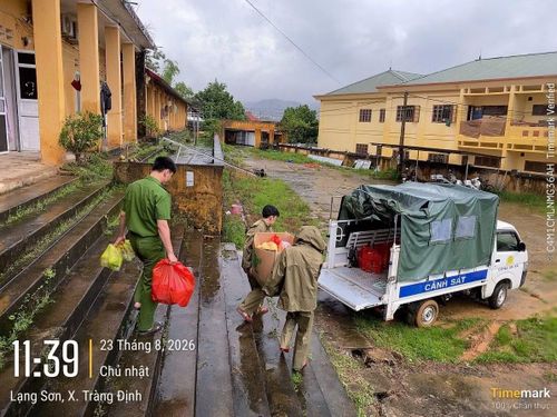 Cán bộ, chiến sĩ Công an xã Tràng Định chuẩn bị nhu yếu phẩm hỗ trợ người dân vùng ngập lụt