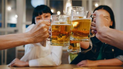  Uống nhiều rượu bia, đặc biệt vào buổi tối, có thể ảnh hưởng đến tình trạng hydrat hóa và huyết áp, từ đó gây thêm bất lợi cho sức khỏe thận. Ảnh: Magnific.