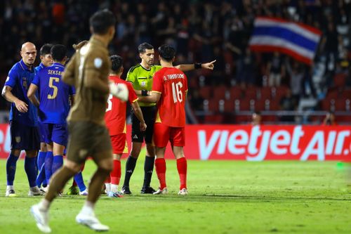  Trọng tài chính Sami Al-Ismai sau đó phải yêu cầu Thành Chung về vị trí để trận đấu tiếp tục. 