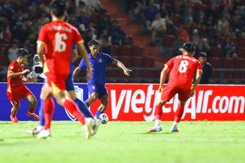  Thái Lan làm chủ tuyến giữa, tạo ra nhiều cơ hội. Nhưng hàng thủ tuyển Việt Nam dưới sự chỉ đạo của Thành Chung cũng chơi rất tốt. 