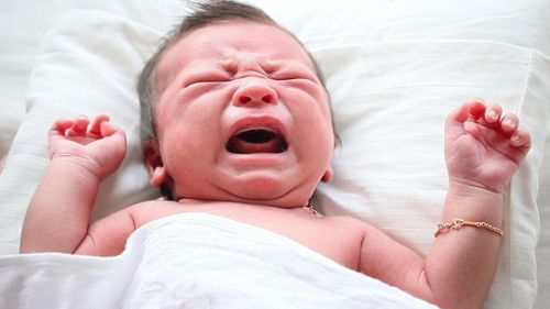 Khi không cảm nhận được sự chú ý từ cha mẹ, trẻ sơ sinh cảm thấy sợ hãi và quấy khóc. Ảnh minh họa: H.B.
