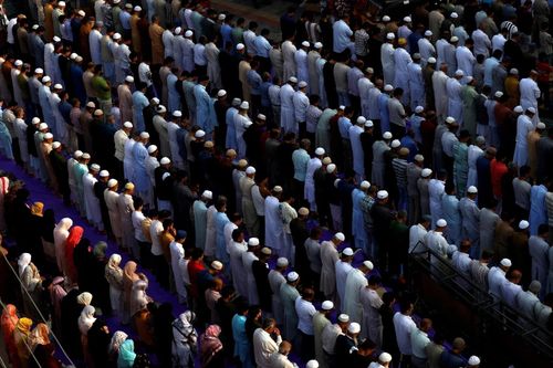  Người dân tập trung cầu nguyện Khoja Digar bên ngoài đền thờ thánh Sufi Khawaja Naqshband tại Srinagar (Ấn Độ) ngày 17/8, nhân lễ tưởng niệm ngày mất của vị thánh. Dịp này thu hút đông tín đồ đến hành lễ, cầu bình an và tưởng nhớ Khawaja Naqshband. 