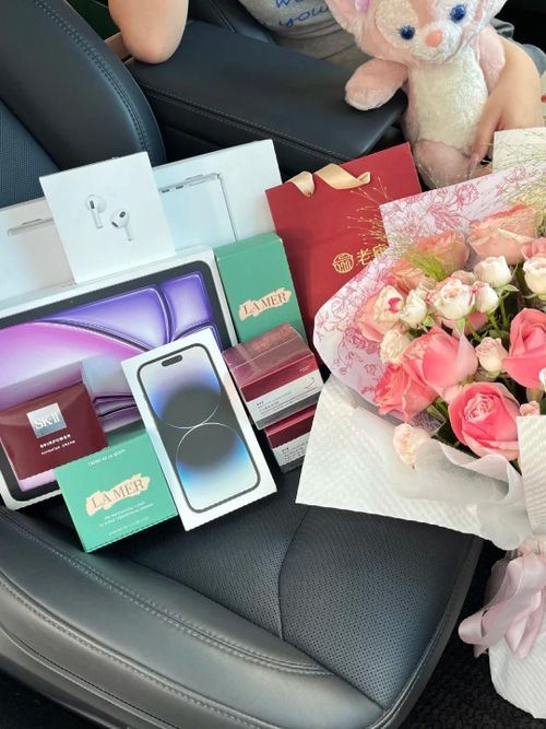 Mạng xã hội Trung Quốc xuất hiện nhiều bài viết khoe quà là các thiết bị điện tử mới hay các món quà có giá lên tới hàng nghìn USD. Ảnh minh họa: Red Note.