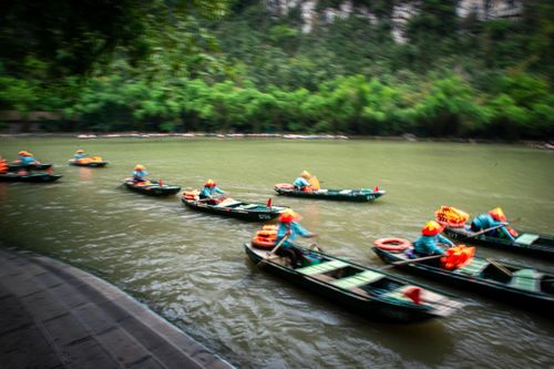 Tràng An là một trong những điểm đến nổi tiếng nhất của Ninh Bình, thu hút đông đảo du khách trong nước và quốc tế. Ảnh chụp Tràng An dịp 30/4. Ảnh: Đinh Hà.