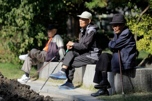 Nhiều người cao tuổi tại Hàn Quốc coi ly hôn là cơ hội mở ra một chương mới trong cuộc đời. Ảnh: Bloomberg.