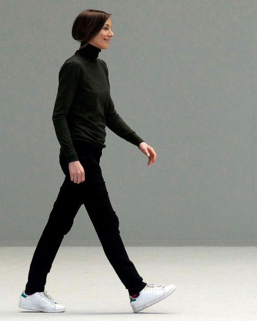  Phoebe Philo diện Adidas Stan Smith, mẫu giày từng gây sốt trong giới thời trang. Ảnh: Michel Dufour/WireImage.