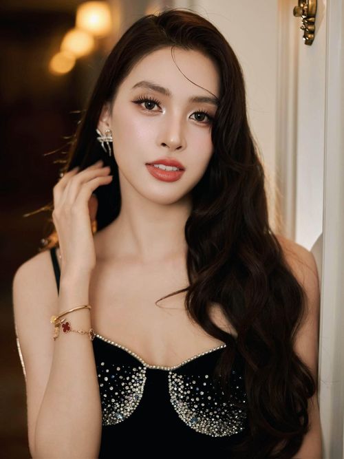 Tiểu Vy là gương mặt được các nhãn hàng thời trang, mỹ phẩm hoặc nhà thiết kế lựa chọn những năm qua. Cô cũng thường xuất hiện trên các sàn diễn thời trang. Dù vậy, không ít lần hoa hậu gây tranh cãi về phát ngôn, hành xử. Tháng 4, khi góp mặt trong một sự kiện, hoa hậu tỏ ra lúng túng khi chia sẻ về sản phẩm. Thậm chí, cô quên tên công dụng, thành phần, phải nhờ đến sự trợ giúp của người bên cạnh. Sự việc gây tranh cãi và ảnh hưởng đến hình ảnh của Tiểu Vy.