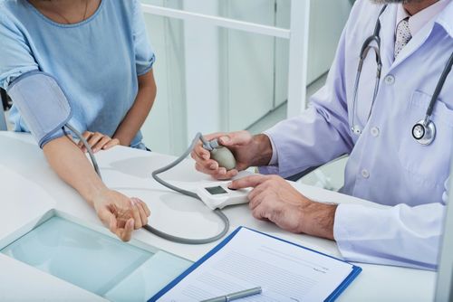 Vận động thường xuyên giúp cải thiện tuần hoàn máu, hỗ trợ kiểm soát huyết áp và giảm nguy cơ mắc bệnh tim mạch. Ảnh: Magnific.