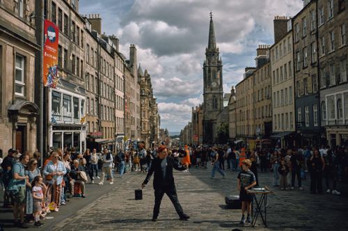 Thủ đô Edinburgh (Scotland) vào tháng 8. Ảnh: New York Times.