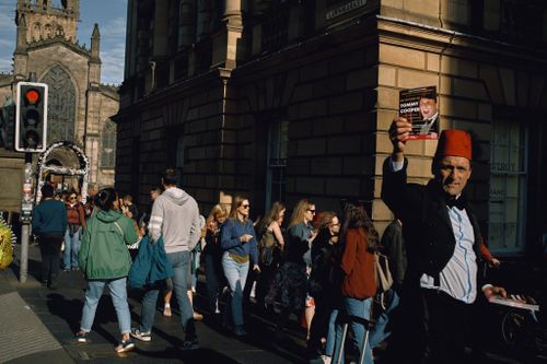Lễ hội Fringe ở thủ đô Edinburgh (Scotland) trong tháng 8. Ảnh: New York Times.