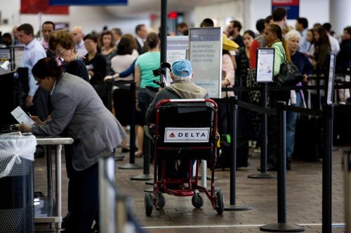  Hành khách lớn tuổi sử dụng dịch vụ xe lăn tại sân bay LaGuardia, Mỹ. Ảnh: New York Times.