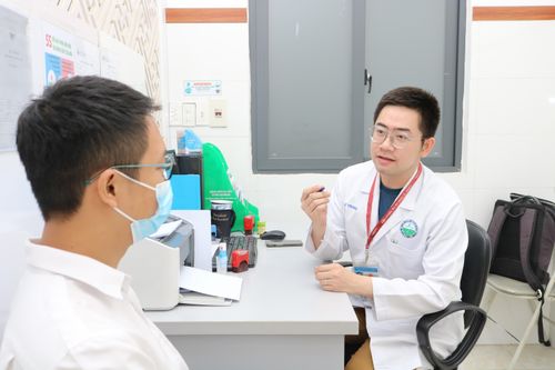 Bác sĩ Dương Lê Trung đang tư vấn cho bệnh nhân. Ảnh: BVCC.