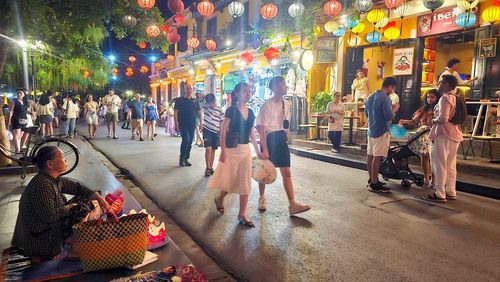 Du khách tham quan phố cổ Hội An