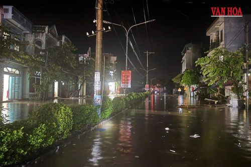 Nhiều tuyến đường bị ngập sâu, giao thông chia cắt