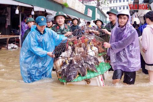 Chợ Giếng Vuông có hàng trăm tiểu thương, là điểm kinh doanh sầm uất. Sau trận mưa lớn, lực lượng chức năng huy động giúp dân sơ tán tài sản