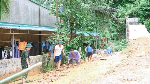 Mưa lớn gây sạt lở, ảnh hưởng đến đời sống và sinh hoạt của người dân