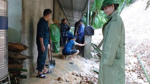 Lãnh đạo xã Quan Sơn kiểm tra điểm sạt lở tại bản Thanh Sơn, nơi đang có nguy cơ tiếp tục sạt lở cao