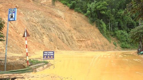 Mưa lớn khiến một số tuyến đường trên địa bàn xã Quan Sơn có nguy cơ sạt lở