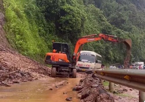 Lực lượng chức năng khắc phục sạt lở tại một số tuyến đường giao thông