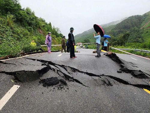 Cơ quan chức năng lập rào chắn, căng dây đảm bảo an toàn