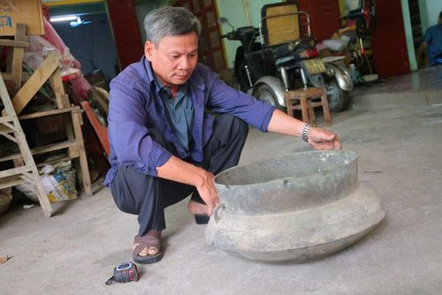Ông Đoàn Văn Trú mua sản phẩm đúc đồng truyền thống