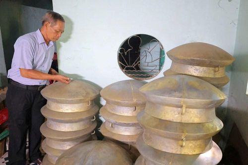 Những chiếc nồi đồng là sản phẩm truyền thống được sản xuất tại Chú Tượng