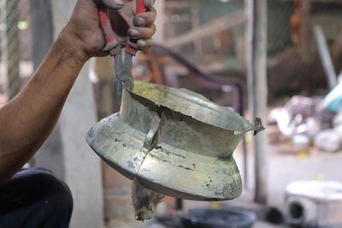 Một phôi đồng thô sau khi ra khỏi khuôn