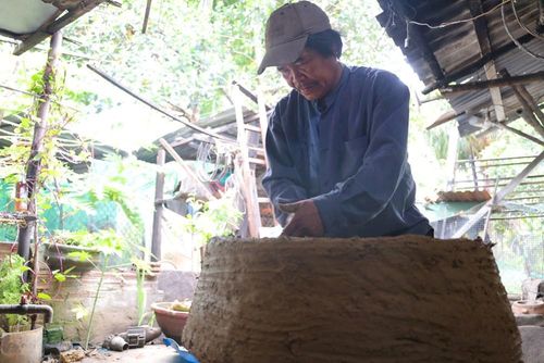 Ông Trần Dục tỉ mỉ tạo khuôn đất, công đoạn đòi hỏi nhiều kinh nghiệm trong nghề đúc đồng