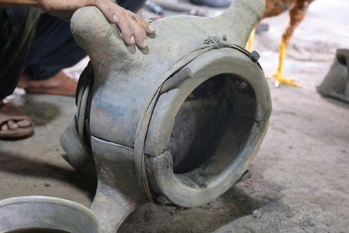 Đất sét được trộn với trấu để tạo khuôn đúc, một kỹ thuật truyền thống vẫn được duy trì tại làng nghề đúc đồng
