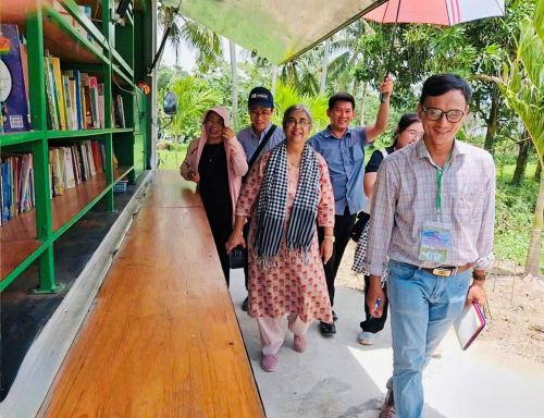 Đoàn chuyên gia Hội đồng Di tích và Di chỉ Quốc tế (ICOMOS) tham quan mô hình xe thư viện lưu động tại khu vực Di tích Gò Giồng Cát