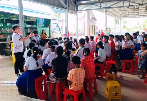 Xe Thư viện tỉnh An Giang phục vụ bạn đọc tại Nhà tư liệu Văn hóa Óc Eo - Ba Thê