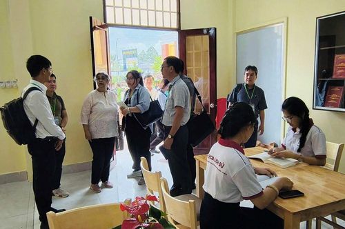 Đoàn chuyên gia Hội đồng Di tích và Di chỉ Quốc tế (ICOMOS) đọc tại Nhà tư liệu Văn hóa Óc Eo - Ba Thê