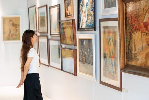 Công chúng thưởng lãm các tác phẩm trưng bày tại triển lãm