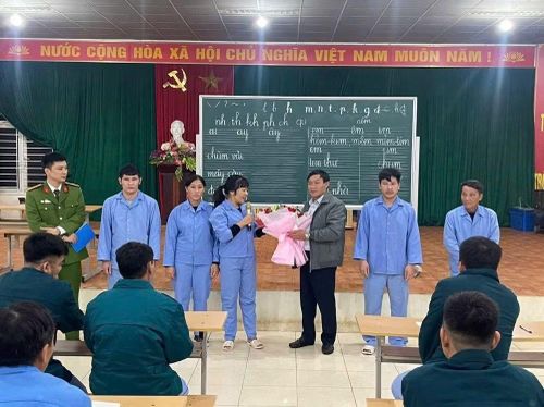 Học viên lớp học xóa mù tại Cơ sở cai nghiện ma túy số 2 tỉnh Thanh Hóa tặng hoa giáo viên giáo sau khi kết thúc lớp học. Ảnh: Công an Thanh Hóa
