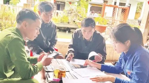 Tổ lưu động thu thập thông tin về đất đai. (Ảnh: CÔNG VINH)