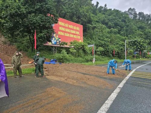 Cán bộ chiến sĩ Đồn Biên phòng cửa khẩu quốc tế Hữu Nghị tham gia dọn dẹp điểm sạt lở trên tuyến Quốc lộ 1. (Ảnh: Biên phòng Lạng Sơn cung cấp)