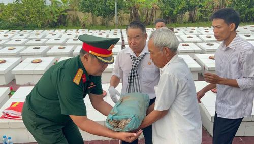 Hài cốt liệt sĩ được cất bốc trang trọng.