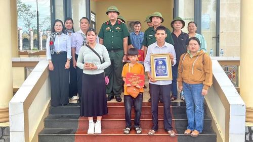 Thân nhân liệt sĩ Lê Duy Nhẫn trong ngày đưa liệt sĩ về quê hương.
