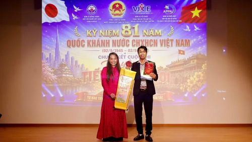 Đại diện Ban tổ chức trao giải Nhất cho thí sinh Hoàng Văn Hòa (đến từ Osaka). (Ảnh: Ban tổ chức cung cấp)